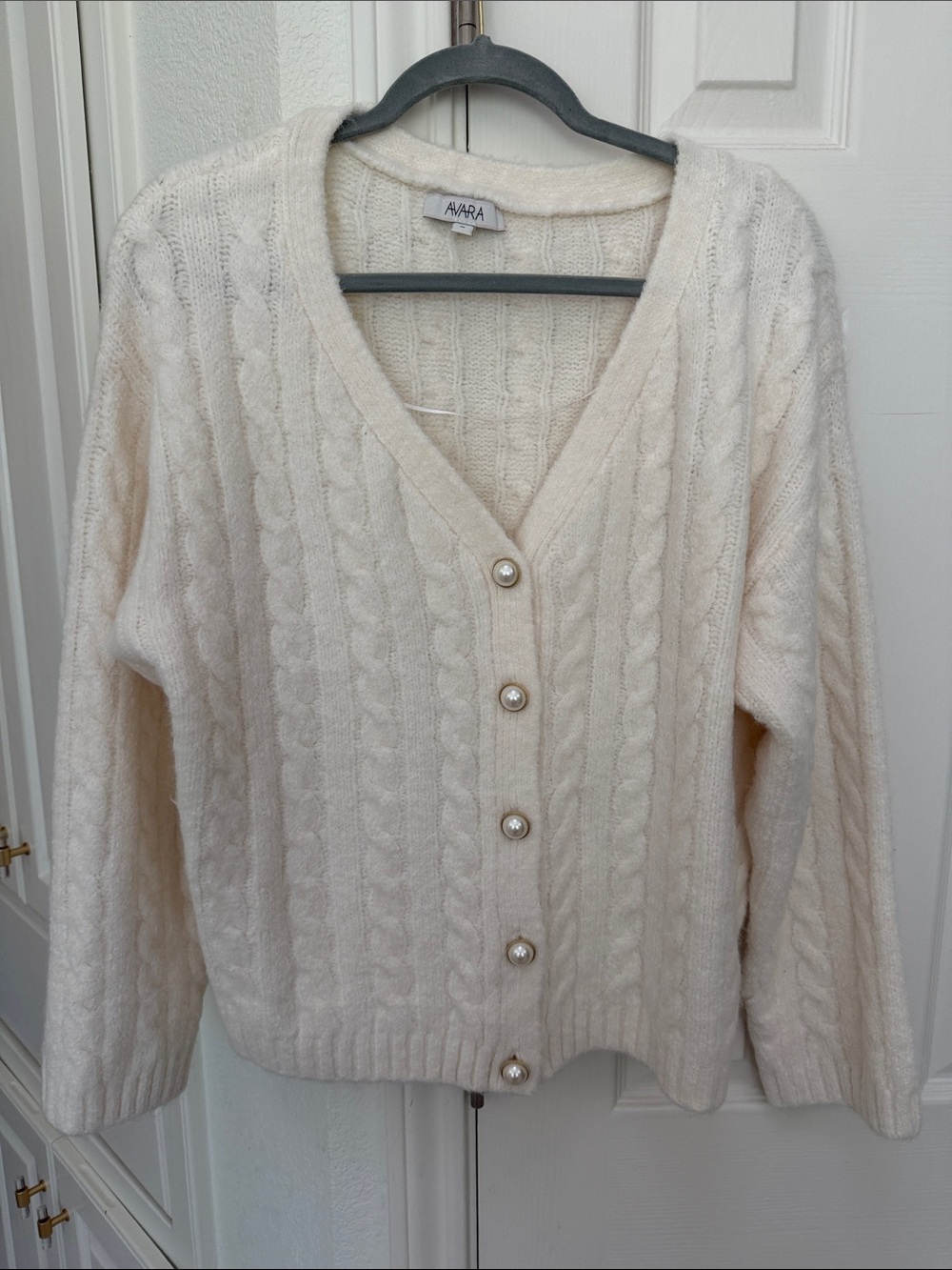 NWOT AVARA Cream Cable-Pattern V-Neck Cardigan with Pearl Buttons